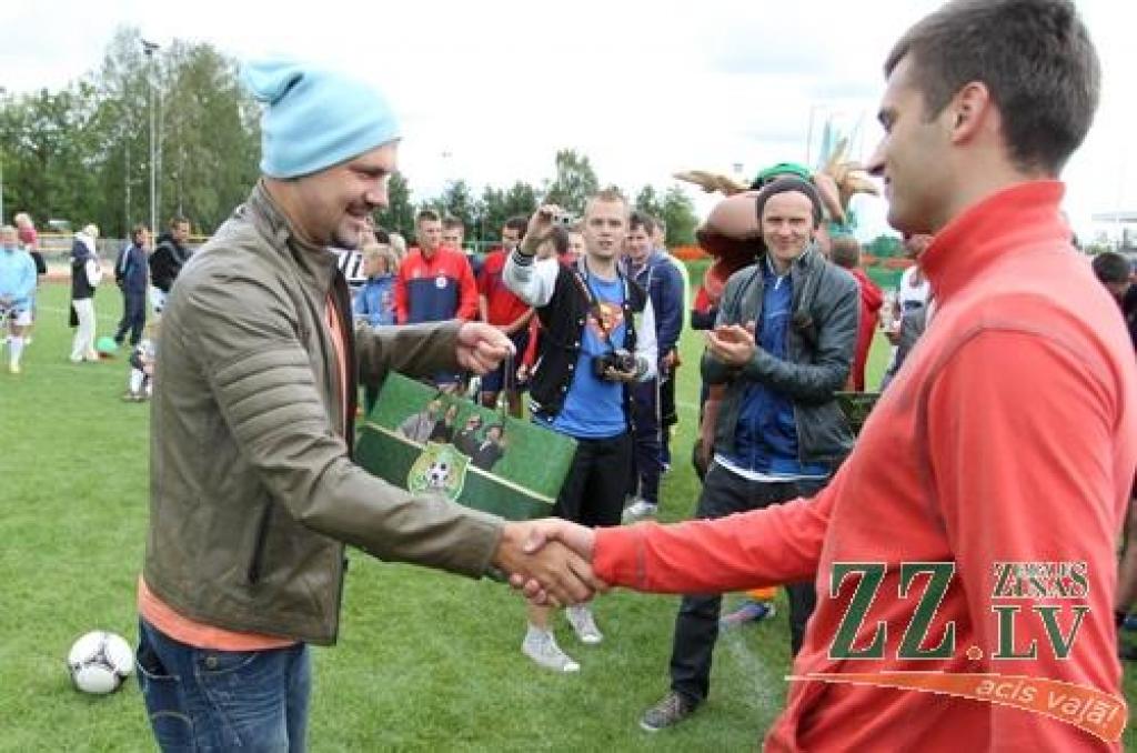 Ar idejas autoru – grupas «Prāta vētras» puišu – līdzdalību 11.augustā Zemgales olimpiskajā centrā notika amatieru futbola sacensību «Mītava Open 2012» fināls. Lai arī šoreiz labāko vidū nebija Jelgavas komandu, prieka skatītājiem netrūka,...