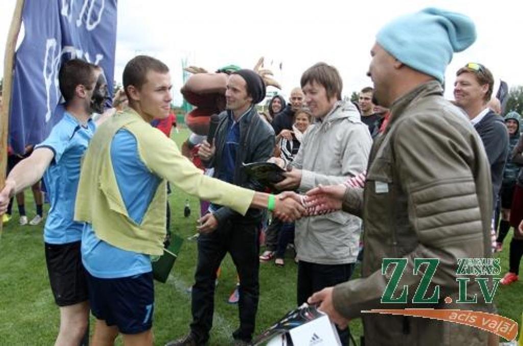 Ar idejas autoru – grupas «Prāta vētras» puišu – līdzdalību 11.augustā Zemgales olimpiskajā centrā notika amatieru futbola sacensību «Mītava Open 2012» fināls. Lai arī šoreiz labāko vidū nebija Jelgavas komandu, prieka skatītājiem netrūka,...