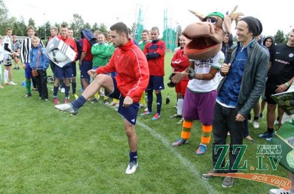 Ar idejas autoru – grupas «Prāta vētras» puišu – līdzdalību 11.augustā Zemgales olimpiskajā centrā notika amatieru futbola sacensību «Mītava Open 2012» fināls. Lai arī šoreiz labāko vidū nebija Jelgavas komandu, prieka skatītājiem netrūka,...