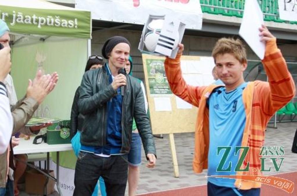 Ar idejas autoru – grupas «Prāta vētras» puišu – līdzdalību 11.augustā Zemgales olimpiskajā centrā notika amatieru futbola sacensību «Mītava Open 2012» fināls. Lai arī šoreiz labāko vidū nebija Jelgavas komandu, prieka skatītājiem netrūka,...