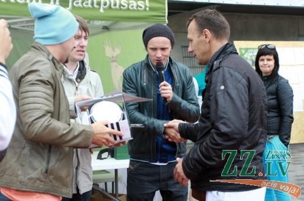Ar idejas autoru – grupas «Prāta vētras» puišu – līdzdalību 11.augustā Zemgales olimpiskajā centrā notika amatieru futbola sacensību «Mītava Open 2012» fināls. Lai arī šoreiz labāko vidū nebija Jelgavas komandu, prieka skatītājiem netrūka,...