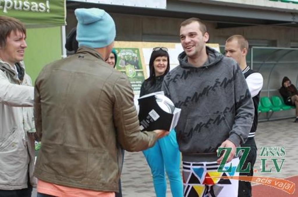 Ar idejas autoru – grupas «Prāta vētras» puišu – līdzdalību 11.augustā Zemgales olimpiskajā centrā notika amatieru futbola sacensību «Mītava Open 2012» fināls. Lai arī šoreiz labāko vidū nebija Jelgavas komandu, prieka skatītājiem netrūka,...