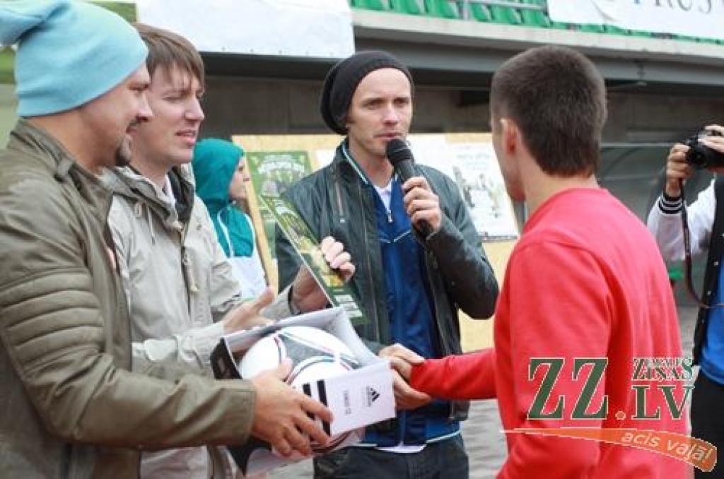 Ar idejas autoru – grupas «Prāta vētras» puišu – līdzdalību 11.augustā Zemgales olimpiskajā centrā notika amatieru futbola sacensību «Mītava Open 2012» fināls. Lai arī šoreiz labāko vidū nebija Jelgavas komandu, prieka skatītājiem netrūka,...