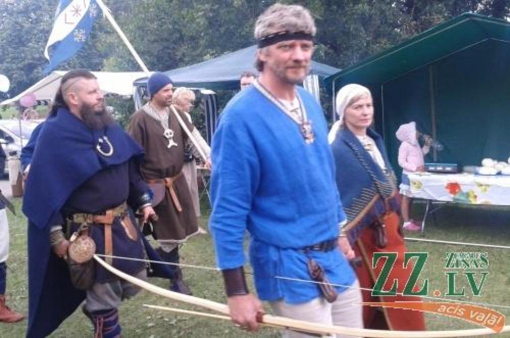 11. un 12.augustā Tērvetē pilskalna pakājē jau devīto gadu pēc kārtas aizrit tradicionālie Zemgaļu svētki. Apmeklētāju netrūkst arī šogad – cilvēki uz Tērveti plūda tūkstošiem.
Svētki guvuši lielu atzinību Latvijas iedzīvotāju un...
Autors: Dace Diržine