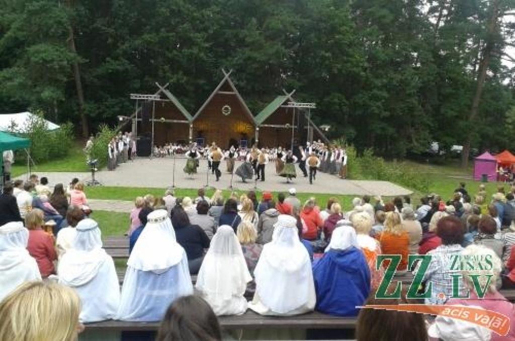 11. un 12.augustā Tērvetē pilskalna pakājē jau devīto gadu pēc kārtas aizrit tradicionālie Zemgaļu svētki. Apmeklētāju netrūkst arī šogad – cilvēki uz Tērveti plūda tūkstošiem.
Svētki guvuši lielu atzinību Latvijas iedzīvotāju un...
Autors: Dace Diržine