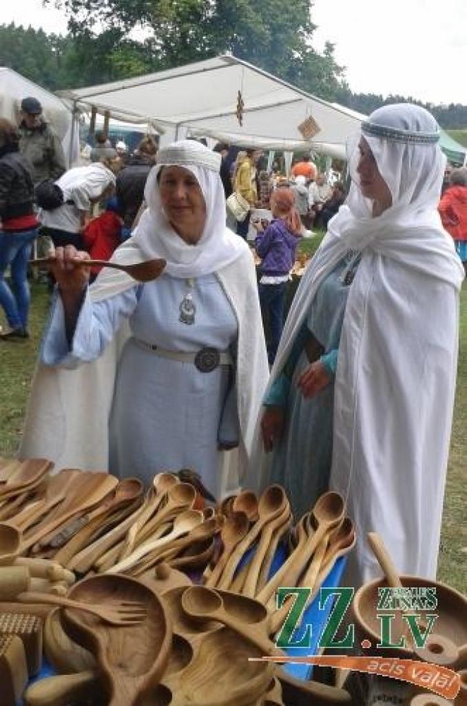 11. un 12.augustā Tērvetē pilskalna pakājē jau devīto gadu pēc kārtas aizrit tradicionālie Zemgaļu svētki. Apmeklētāju netrūkst arī šogad – cilvēki uz Tērveti plūda tūkstošiem.
Svētki guvuši lielu atzinību Latvijas iedzīvotāju un...
Autors: Dace Diržine