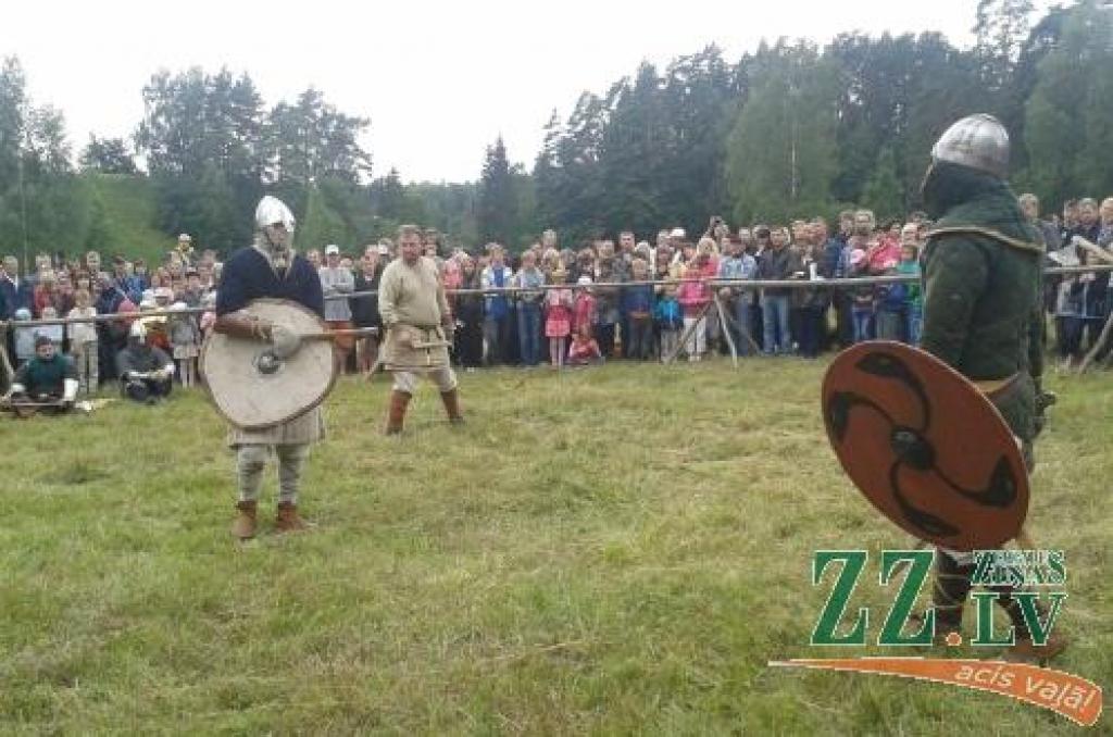 11. un 12.augustā Tērvetē pilskalna pakājē jau devīto gadu pēc kārtas aizrit tradicionālie Zemgaļu svētki. Apmeklētāju netrūkst arī šogad – cilvēki uz Tērveti plūda tūkstošiem.
Svētki guvuši lielu atzinību Latvijas iedzīvotāju un...
Autors: Dace Diržine
