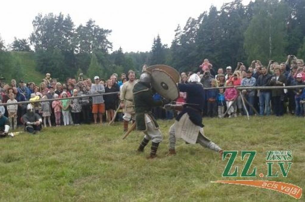 11. un 12.augustā Tērvetē pilskalna pakājē jau devīto gadu pēc kārtas aizrit tradicionālie Zemgaļu svētki. Apmeklētāju netrūkst arī šogad – cilvēki uz Tērveti plūda tūkstošiem.
Svētki guvuši lielu atzinību Latvijas iedzīvotāju un...
Autors: Dace Diržine