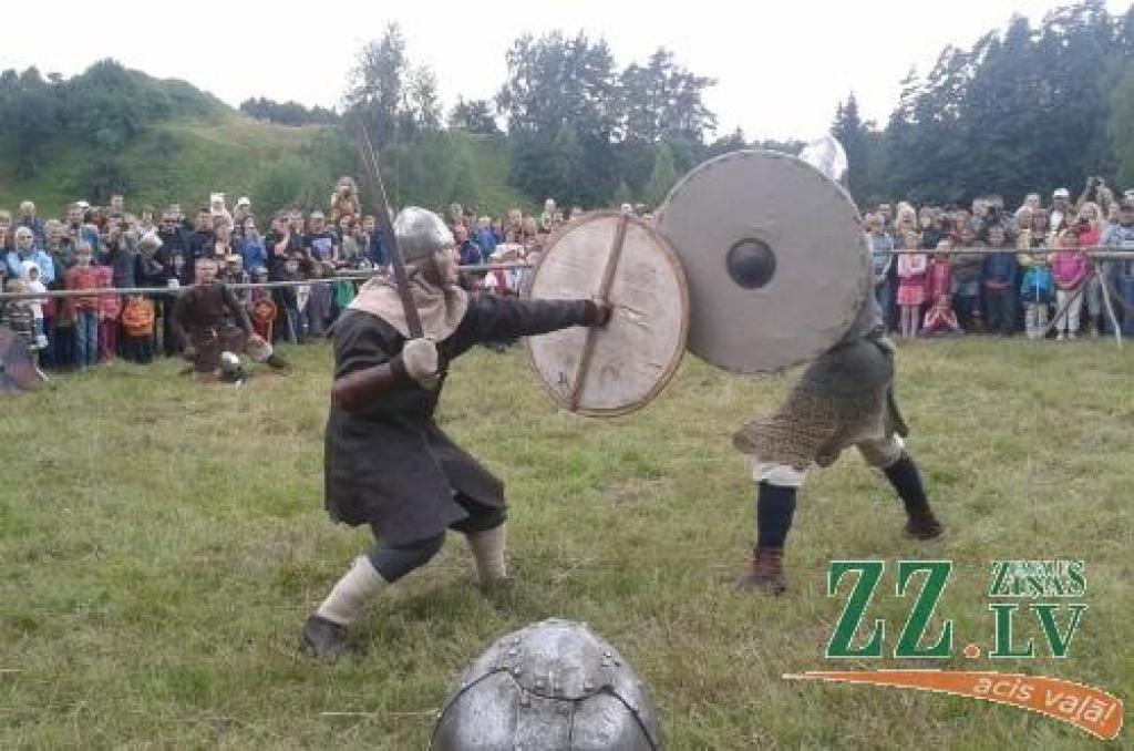 11. un 12.augustā Tērvetē pilskalna pakājē jau devīto gadu pēc kārtas aizrit tradicionālie Zemgaļu svētki. Apmeklētāju netrūkst arī šogad – cilvēki uz Tērveti plūda tūkstošiem.
Svētki guvuši lielu atzinību Latvijas iedzīvotāju un...
Autors: Dace Diržine