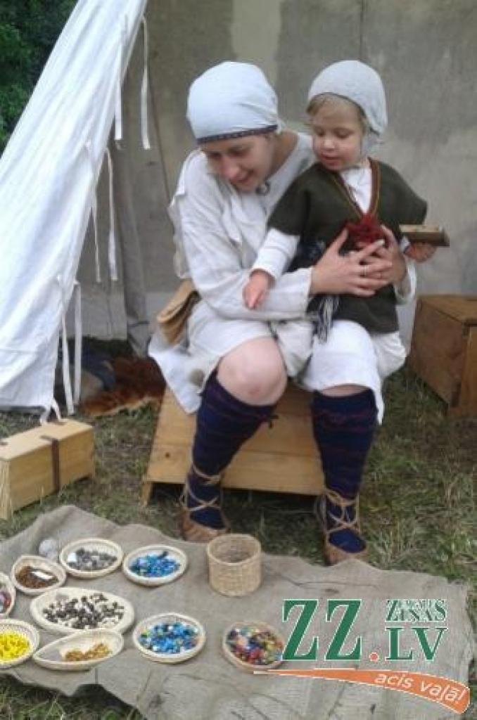 11. un 12.augustā Tērvetē pilskalna pakājē jau devīto gadu pēc kārtas aizrit tradicionālie Zemgaļu svētki. Apmeklētāju netrūkst arī šogad – cilvēki uz Tērveti plūda tūkstošiem.
Svētki guvuši lielu atzinību Latvijas iedzīvotāju un...
Autors: Dace Diržine