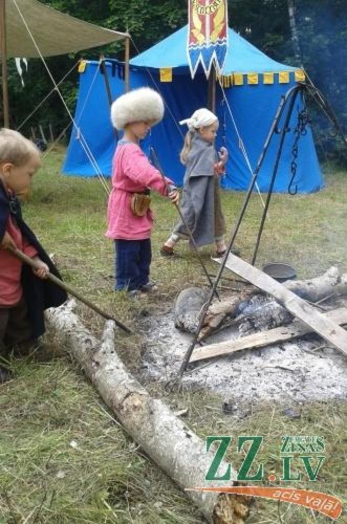 11. un 12.augustā Tērvetē pilskalna pakājē jau devīto gadu pēc kārtas aizrit tradicionālie Zemgaļu svētki. Apmeklētāju netrūkst arī šogad – cilvēki uz Tērveti plūda tūkstošiem.
Svētki guvuši lielu atzinību Latvijas iedzīvotāju un...
Autors: Dace Diržine