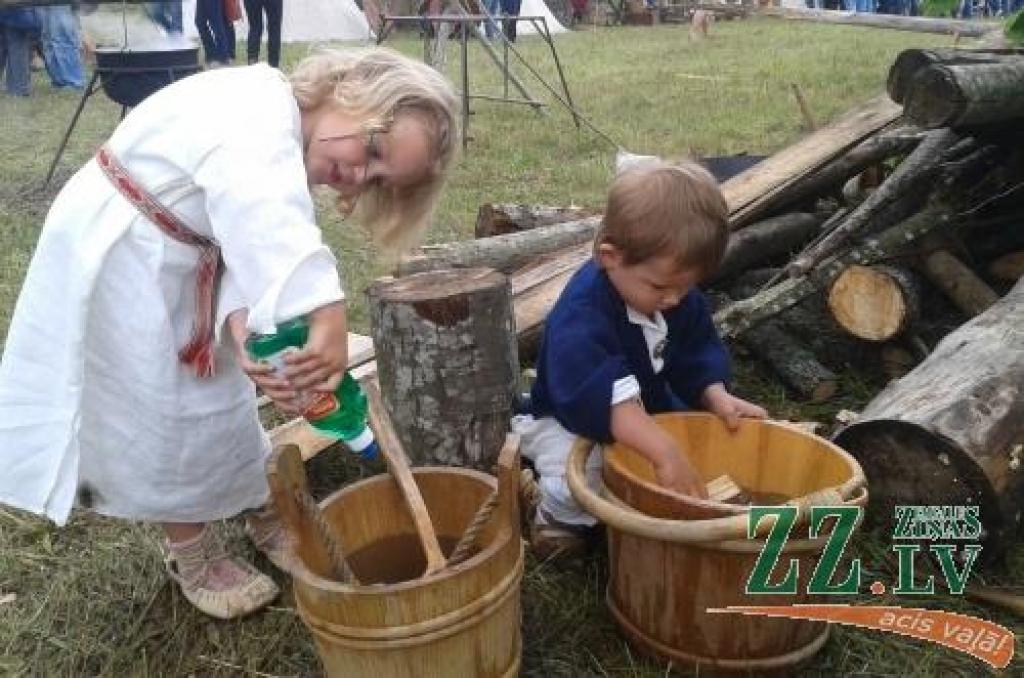 11. un 12.augustā Tērvetē pilskalna pakājē jau devīto gadu pēc kārtas aizrit tradicionālie Zemgaļu svētki. Apmeklētāju netrūkst arī šogad – cilvēki uz Tērveti plūda tūkstošiem.
Svētki guvuši lielu atzinību Latvijas iedzīvotāju un...
Autors: Dace Diržine