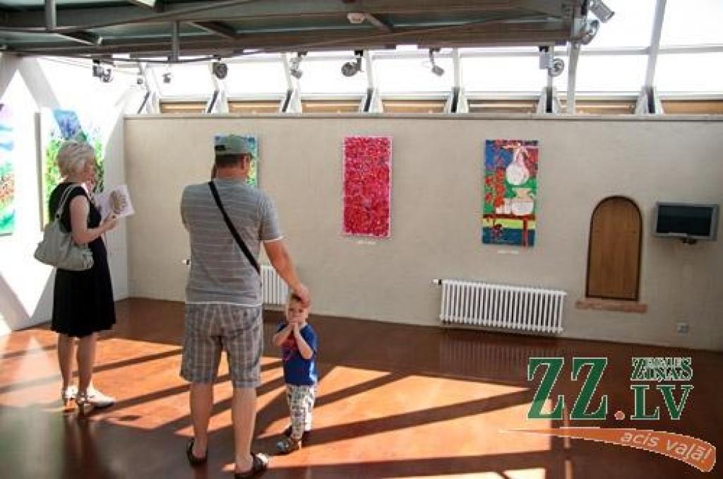 Lieli spilgti laukumi košās krāsās ar plūstošām līnijām. Sulīga, dzīvespriecīga glezniecība, kas izstaro pozitīvas emocijas – tāda ir Daces Runčas daiļrade izstādē «Tagad», kas līdz augusta beigām skatāma Jelgavas Sv.Trīsvienības...