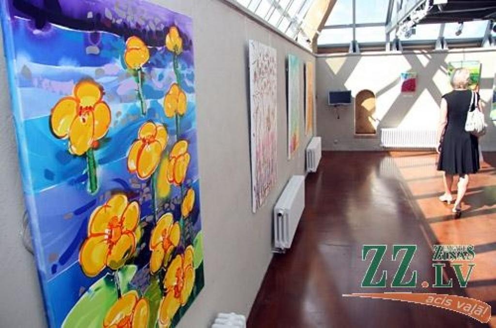 Lieli spilgti laukumi košās krāsās ar plūstošām līnijām. Sulīga, dzīvespriecīga glezniecība, kas izstaro pozitīvas emocijas – tāda ir Daces Runčas daiļrade izstādē «Tagad», kas līdz augusta beigām skatāma Jelgavas Sv.Trīsvienības...