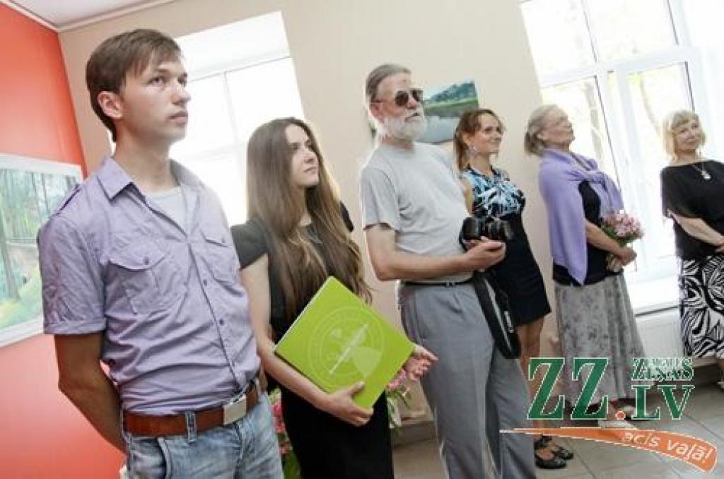 Ar stundas intervālu piektdienas, 3.augusta, pēcpusdienā tika atklātas divas izstādes – Jelgavas Zinātniskajā bibliotēkā un Vecpilsētas galerijā «Suņa taka», kurās iemūžināts Jelgavas Mākslinieku biedrības darbīgās saimes veikums jūlija...