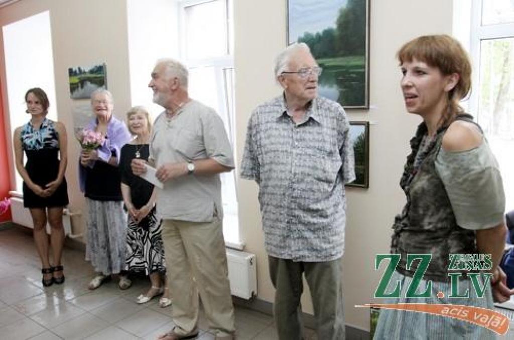 Ar stundas intervālu piektdienas, 3.augusta, pēcpusdienā tika atklātas divas izstādes – Jelgavas Zinātniskajā bibliotēkā un Vecpilsētas galerijā «Suņa taka», kurās iemūžināts Jelgavas Mākslinieku biedrības darbīgās saimes veikums jūlija...