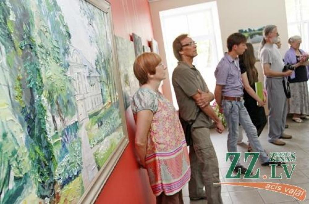 Ar stundas intervālu piektdienas, 3.augusta, pēcpusdienā tika atklātas divas izstādes – Jelgavas Zinātniskajā bibliotēkā un Vecpilsētas galerijā «Suņa taka», kurās iemūžināts Jelgavas Mākslinieku biedrības darbīgās saimes veikums jūlija...