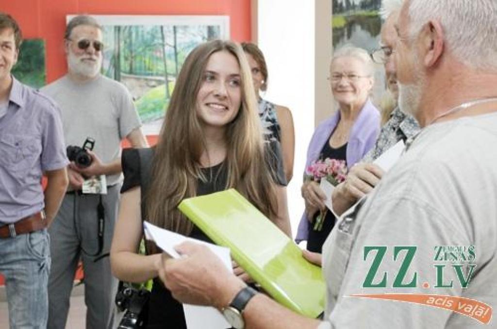 Ar stundas intervālu piektdienas, 3.augusta, pēcpusdienā tika atklātas divas izstādes – Jelgavas Zinātniskajā bibliotēkā un Vecpilsētas galerijā «Suņa taka», kurās iemūžināts Jelgavas Mākslinieku biedrības darbīgās saimes veikums jūlija...