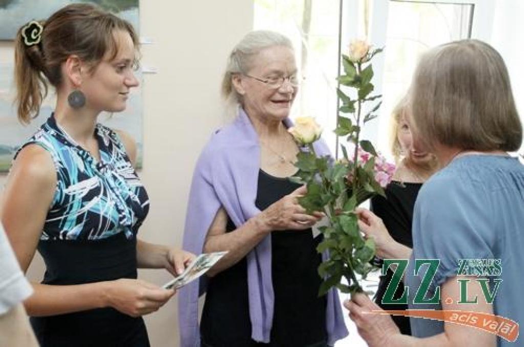 Ar stundas intervālu piektdienas, 3.augusta, pēcpusdienā tika atklātas divas izstādes – Jelgavas Zinātniskajā bibliotēkā un Vecpilsētas galerijā «Suņa taka», kurās iemūžināts Jelgavas Mākslinieku biedrības darbīgās saimes veikums jūlija...