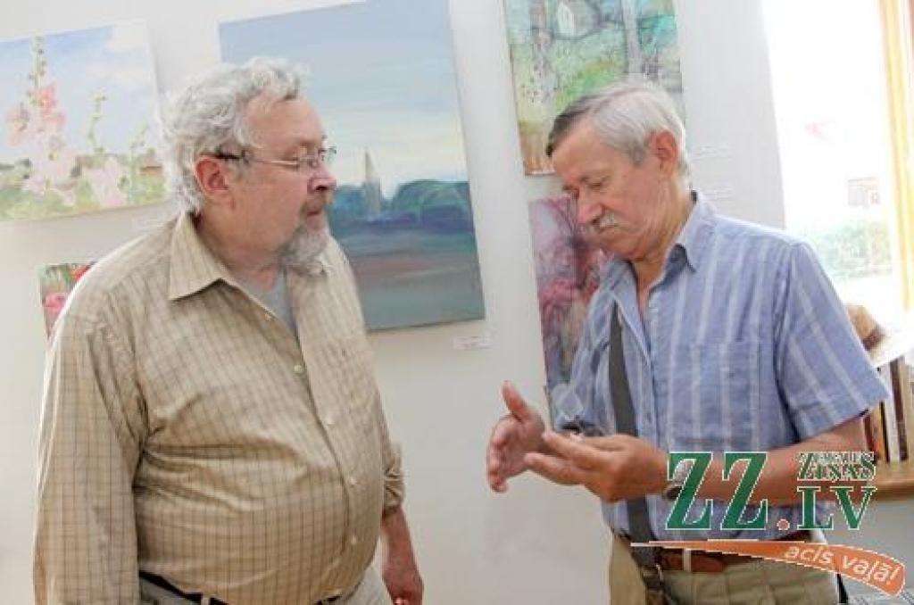 Ar stundas intervālu piektdienas, 3.augusta, pēcpusdienā tika atklātas divas izstādes – Jelgavas Zinātniskajā bibliotēkā un Vecpilsētas galerijā «Suņa taka», kurās iemūžināts Jelgavas Mākslinieku biedrības darbīgās saimes veikums jūlija...