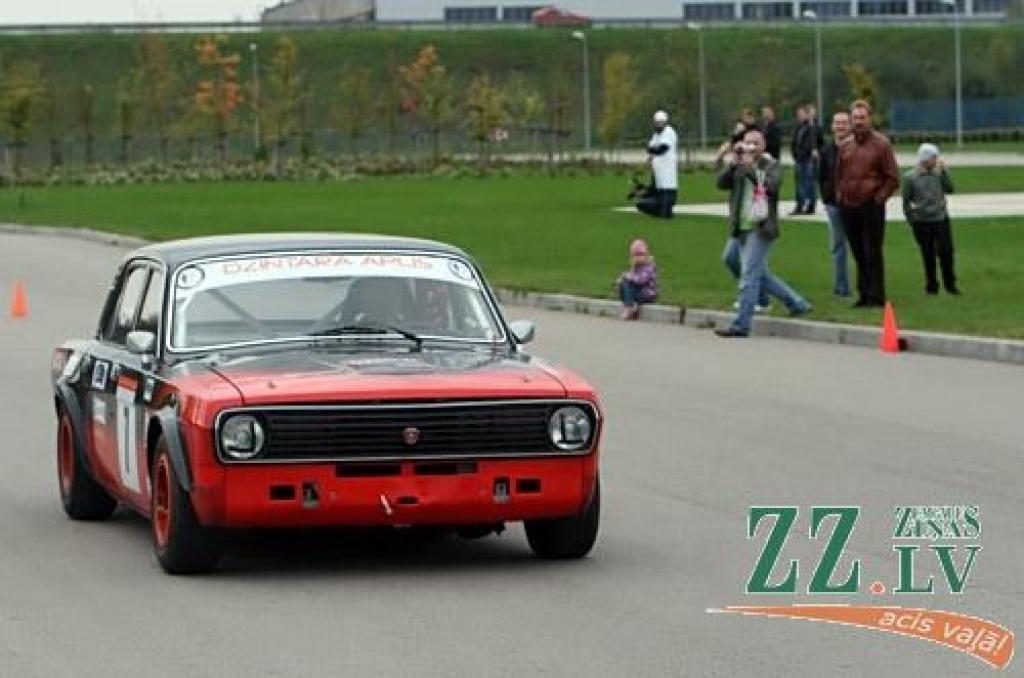 Tradicionālais antīko automobiļu kluba Padomju tehnikas sekcijas organizētais noslēguma rallijs «Zelta rudens» šogad norisinājās 29.septembrī un 30.septembrī Zemgales pusē. Antīkie automobiļi savā noslēguma braucienā viesojās RAF rūpnīcā...