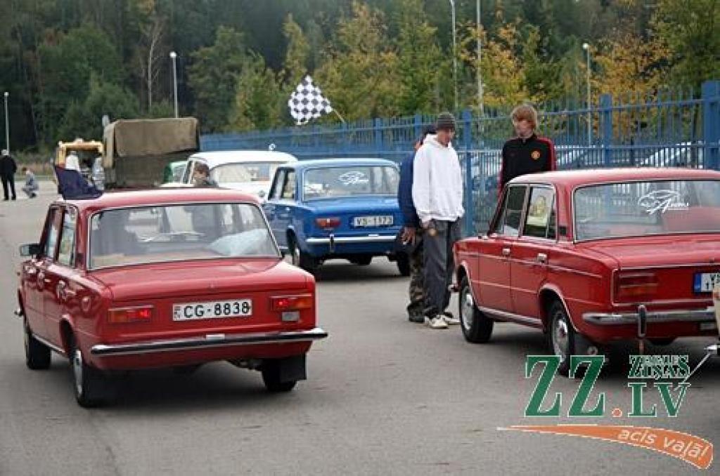 Tradicionālais antīko automobiļu kluba Padomju tehnikas sekcijas organizētais noslēguma rallijs «Zelta rudens» šogad norisinājās 29.septembrī un 30.septembrī Zemgales pusē. Antīkie automobiļi savā noslēguma braucienā viesojās RAF rūpnīcā...