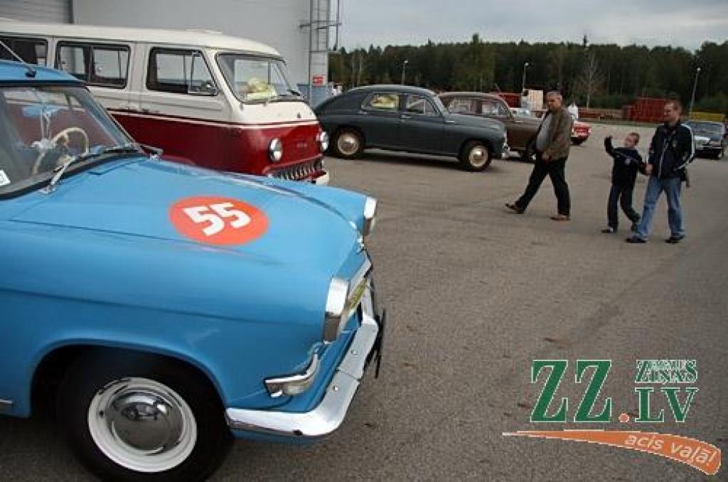 Tradicionālais antīko automobiļu kluba Padomju tehnikas sekcijas organizētais noslēguma rallijs «Zelta rudens» šogad norisinājās 29.septembrī un 30.septembrī Zemgales pusē. Antīkie automobiļi savā noslēguma braucienā viesojās RAF rūpnīcā...