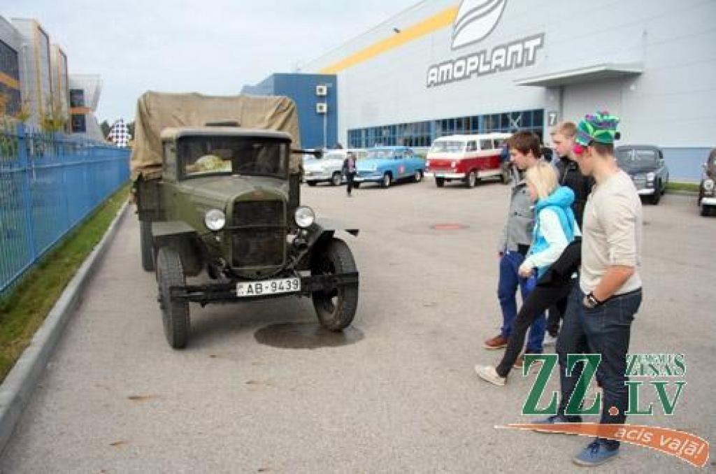 Tradicionālais antīko automobiļu kluba Padomju tehnikas sekcijas organizētais noslēguma rallijs «Zelta rudens» šogad norisinājās 29.septembrī un 30.septembrī Zemgales pusē. Antīkie automobiļi savā noslēguma braucienā viesojās RAF rūpnīcā...