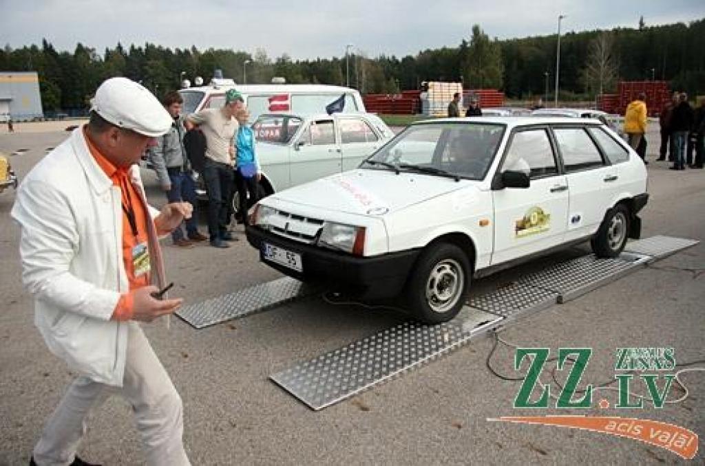 Tradicionālais antīko automobiļu kluba Padomju tehnikas sekcijas organizētais noslēguma rallijs «Zelta rudens» šogad norisinājās 29.septembrī un 30.septembrī Zemgales pusē. Antīkie automobiļi savā noslēguma braucienā viesojās RAF rūpnīcā...