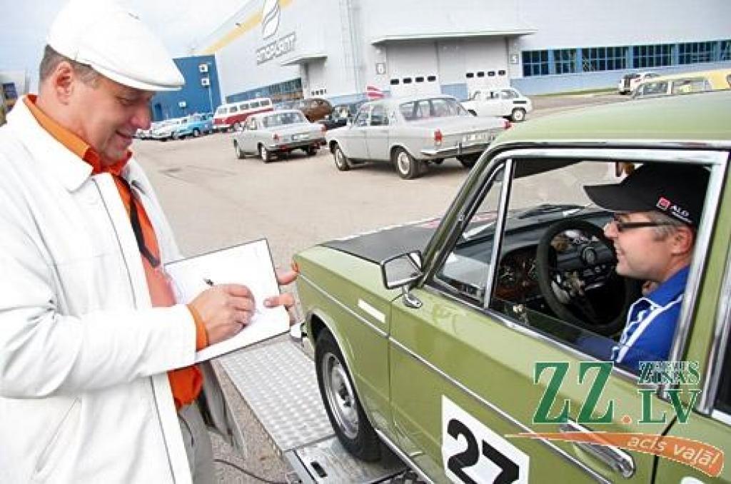 Tradicionālais antīko automobiļu kluba Padomju tehnikas sekcijas organizētais noslēguma rallijs «Zelta rudens» šogad norisinājās 29.septembrī un 30.septembrī Zemgales pusē. Antīkie automobiļi savā noslēguma braucienā viesojās RAF rūpnīcā...