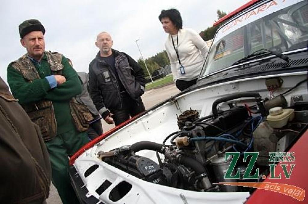 Tradicionālais antīko automobiļu kluba Padomju tehnikas sekcijas organizētais noslēguma rallijs «Zelta rudens» šogad norisinājās 29.septembrī un 30.septembrī Zemgales pusē. Antīkie automobiļi savā noslēguma braucienā viesojās RAF rūpnīcā...