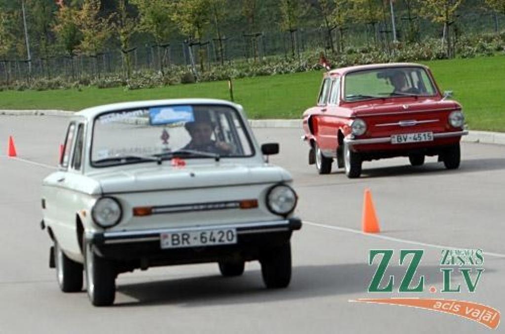 Tradicionālais antīko automobiļu kluba Padomju tehnikas sekcijas organizētais noslēguma rallijs «Zelta rudens» šogad norisinājās 29.septembrī un 30.septembrī Zemgales pusē. Antīkie automobiļi savā noslēguma braucienā viesojās RAF rūpnīcā...