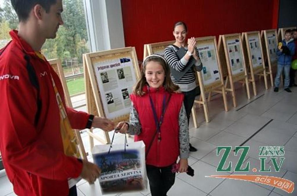 Olimpiskajā dienā Zemgales Olimpiskā centra telpās atklāta informatīva izstāde «Jelgavas sportisti vakar un šodien» – par mūsu pilsētas labākajiem sportistiem dažādos laika posmos un viņu augstvērtīgajiem rezultātiem, piemēram, Jāni Lūsi,...