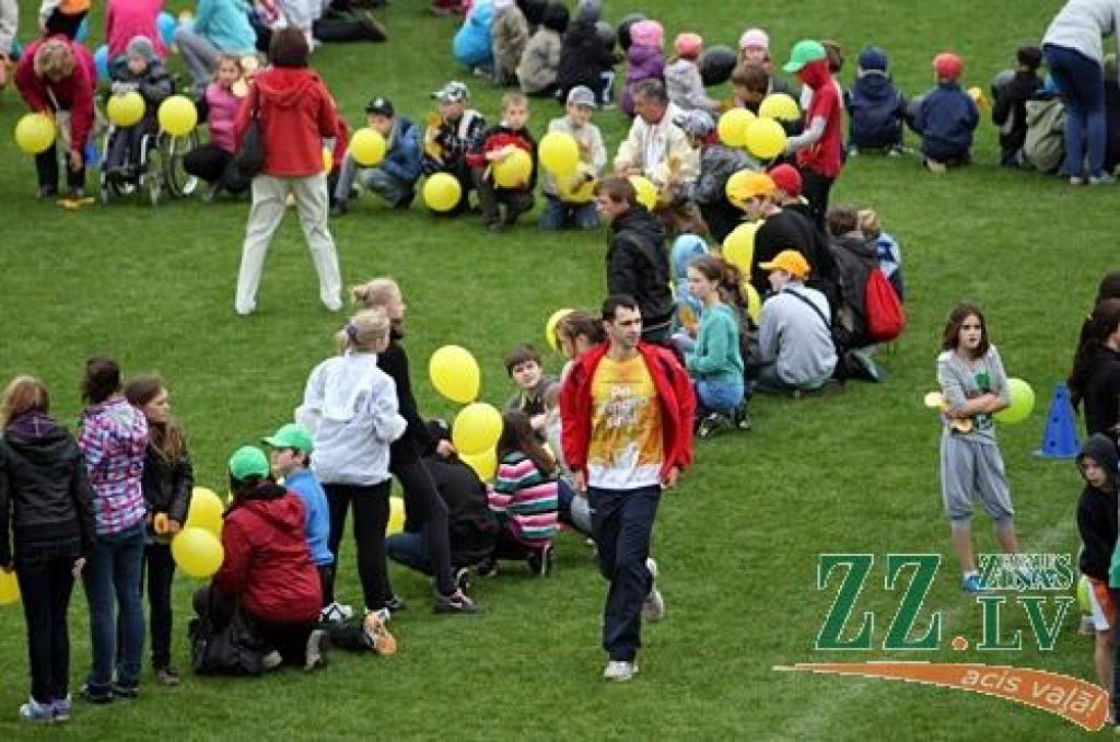 Kopīgajā rīta rosmē Olimpiskajā dienā Zemgales Olimpiskajā centrā piedalījušies 1200 dalībnieku, lēš pasākuma rīkotāji.
Pēc kopīgās rīta rosmes skolu komandas piedalījās foto konkursā un četrās vecuma grupās organizētajos stafešu...