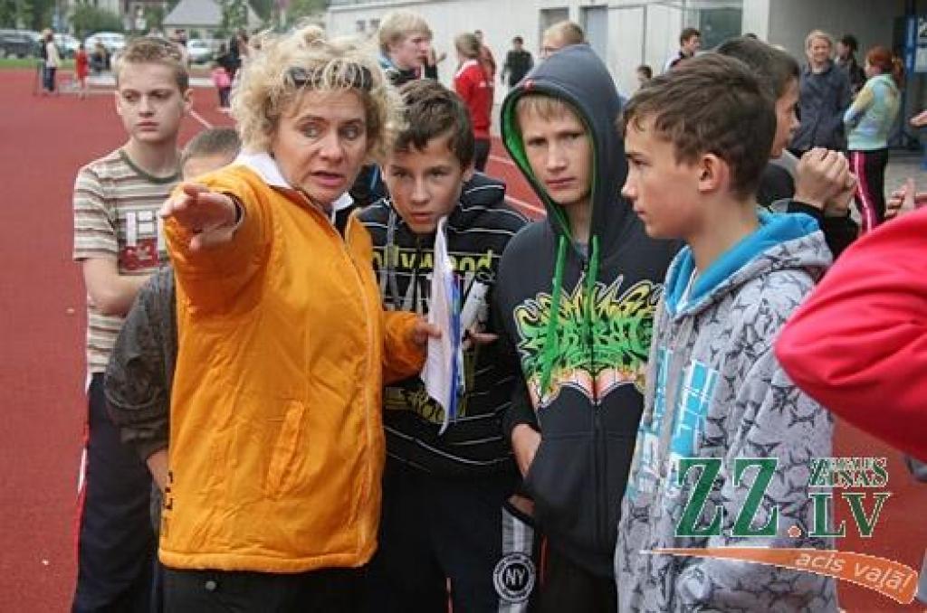Kopīgajā rīta rosmē Olimpiskajā dienā Zemgales Olimpiskajā centrā piedalījušies 1200 dalībnieku, lēš pasākuma rīkotāji.
Pēc kopīgās rīta rosmes skolu komandas piedalījās foto konkursā un četrās vecuma grupās organizētajos stafešu...