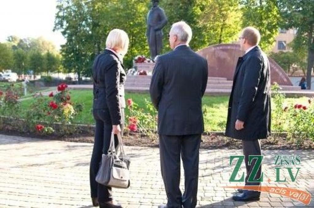 1859.gada 14.septembrī dzimis Latvijas pirmais prezidents Jānis Čakste, kurš Jelgavā mācījies un strādājis. Par godu svētkiem pilsētas, novadu un daudzu iestāžu vadība prezidenta dzimšanas dienā nolika ziedus pie viņa pieminekļa Jelgavā.