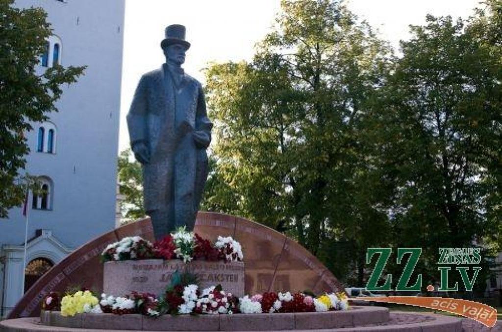 1859.gada 14.septembrī dzimis Latvijas pirmais prezidents Jānis Čakste, kurš Jelgavā mācījies un strādājis. Par godu svētkiem pilsētas, novadu un daudzu iestāžu vadība prezidenta dzimšanas dienā nolika ziedus pie viņa pieminekļa Jelgavā.