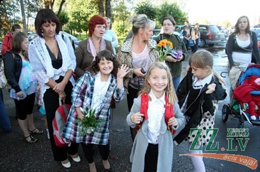 «Kad, uzzinot par to, ka augstās īres maksas dēļ vecā pasta ēka «Beneficei» jāatstāj, viens no audzēkņu vecākiem man piedāvāja apskatīt pamesto cukurfabrikas ēdnīcu, es tūlīt sapratu, ka tas ir tieši tas, kas mums vislabāk derētu,» «Ziņām»...