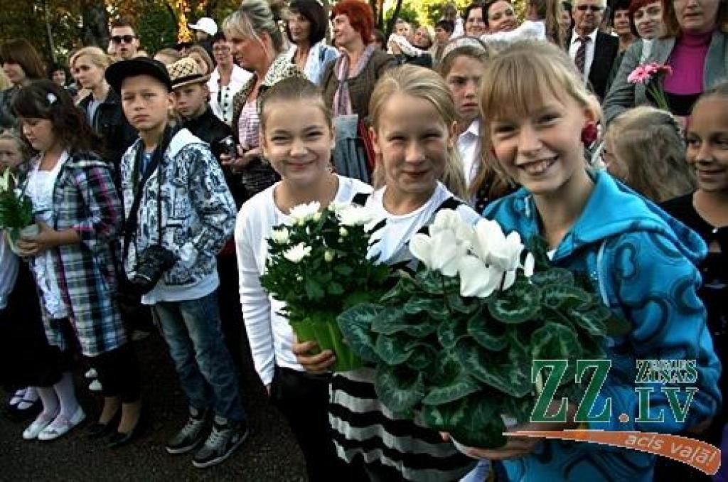 «Kad, uzzinot par to, ka augstās īres maksas dēļ vecā pasta ēka «Beneficei» jāatstāj, viens no audzēkņu vecākiem man piedāvāja apskatīt pamesto cukurfabrikas ēdnīcu, es tūlīt sapratu, ka tas ir tieši tas, kas mums vislabāk derētu,» «Ziņām»...