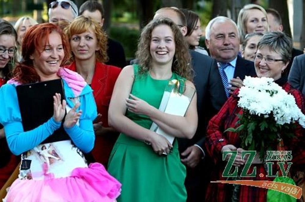 «Kad, uzzinot par to, ka augstās īres maksas dēļ vecā pasta ēka «Beneficei» jāatstāj, viens no audzēkņu vecākiem man piedāvāja apskatīt pamesto cukurfabrikas ēdnīcu, es tūlīt sapratu, ka tas ir tieši tas, kas mums vislabāk derētu,» «Ziņām»...