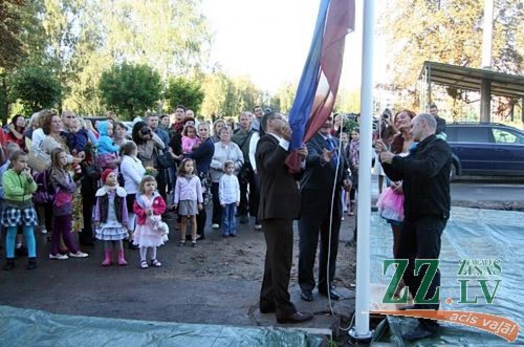 «Kad, uzzinot par to, ka augstās īres maksas dēļ vecā pasta ēka «Beneficei» jāatstāj, viens no audzēkņu vecākiem man piedāvāja apskatīt pamesto cukurfabrikas ēdnīcu, es tūlīt sapratu, ka tas ir tieši tas, kas mums vislabāk derētu,» «Ziņām»...