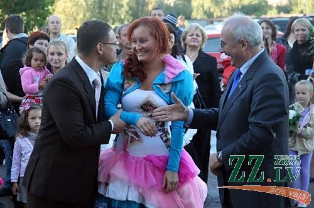 «Kad, uzzinot par to, ka augstās īres maksas dēļ vecā pasta ēka «Beneficei» jāatstāj, viens no audzēkņu vecākiem man piedāvāja apskatīt pamesto cukurfabrikas ēdnīcu, es tūlīt sapratu, ka tas ir tieši tas, kas mums vislabāk derētu,» «Ziņām»...