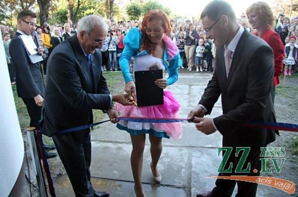 «Kad, uzzinot par to, ka augstās īres maksas dēļ vecā pasta ēka «Beneficei» jāatstāj, viens no audzēkņu vecākiem man piedāvāja apskatīt pamesto cukurfabrikas ēdnīcu, es tūlīt sapratu, ka tas ir tieši tas, kas mums vislabāk derētu,» «Ziņām»...