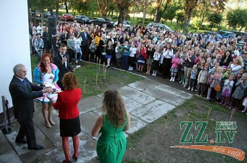 «Kad, uzzinot par to, ka augstās īres maksas dēļ vecā pasta ēka «Beneficei» jāatstāj, viens no audzēkņu vecākiem man piedāvāja apskatīt pamesto cukurfabrikas ēdnīcu, es tūlīt sapratu, ka tas ir tieši tas, kas mums vislabāk derētu,» «Ziņām»...