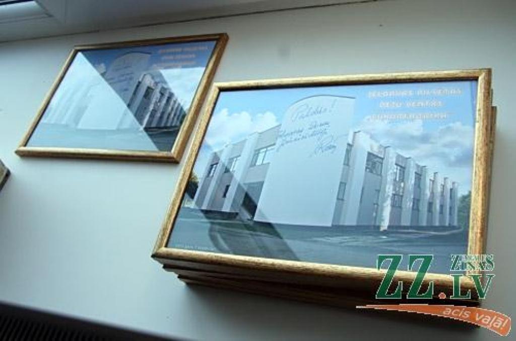 «Kad, uzzinot par to, ka augstās īres maksas dēļ vecā pasta ēka «Beneficei» jāatstāj, viens no audzēkņu vecākiem man piedāvāja apskatīt pamesto cukurfabrikas ēdnīcu, es tūlīt sapratu, ka tas ir tieši tas, kas mums vislabāk derētu,» «Ziņām»...