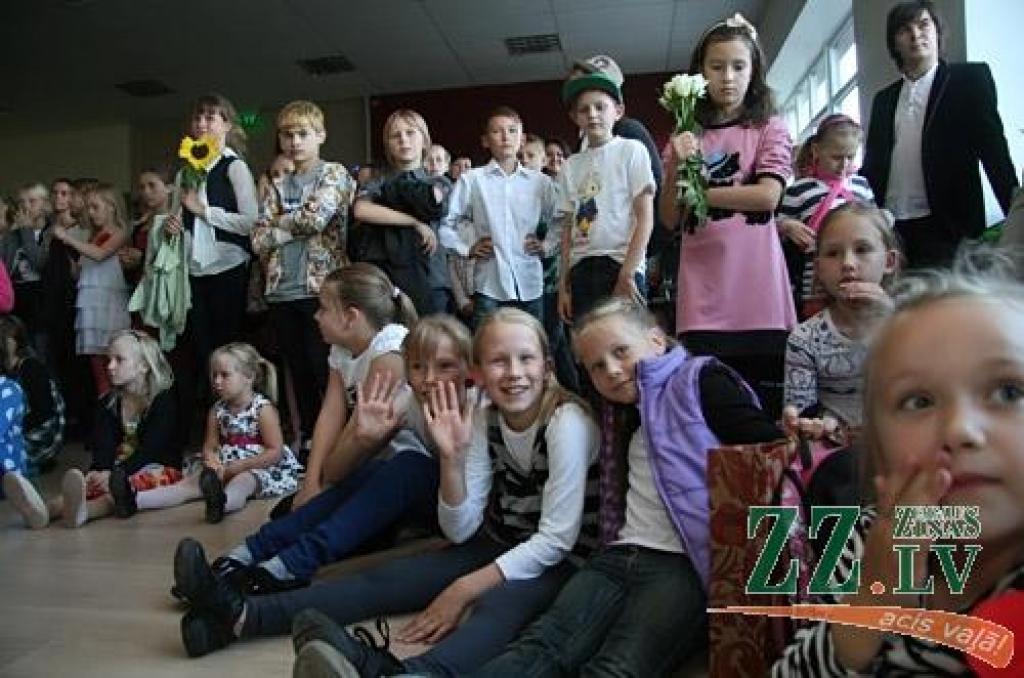 «Kad, uzzinot par to, ka augstās īres maksas dēļ vecā pasta ēka «Beneficei» jāatstāj, viens no audzēkņu vecākiem man piedāvāja apskatīt pamesto cukurfabrikas ēdnīcu, es tūlīt sapratu, ka tas ir tieši tas, kas mums vislabāk derētu,» «Ziņām»...