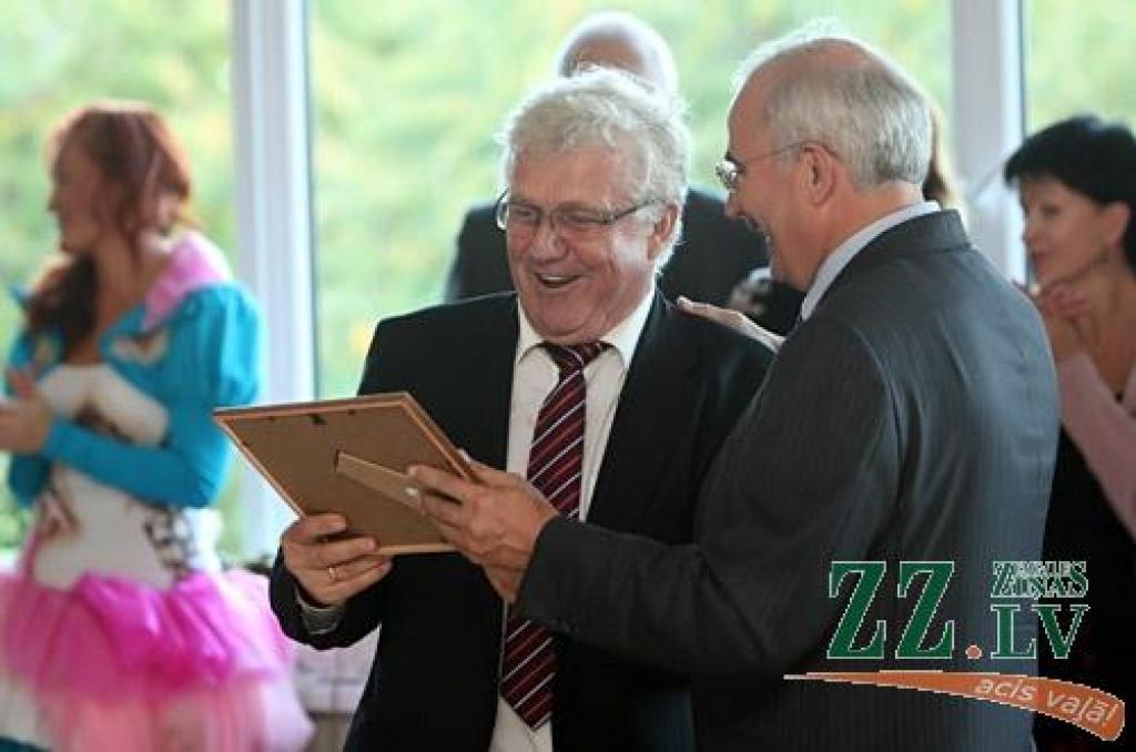 «Kad, uzzinot par to, ka augstās īres maksas dēļ vecā pasta ēka «Beneficei» jāatstāj, viens no audzēkņu vecākiem man piedāvāja apskatīt pamesto cukurfabrikas ēdnīcu, es tūlīt sapratu, ka tas ir tieši tas, kas mums vislabāk derētu,» «Ziņām»...