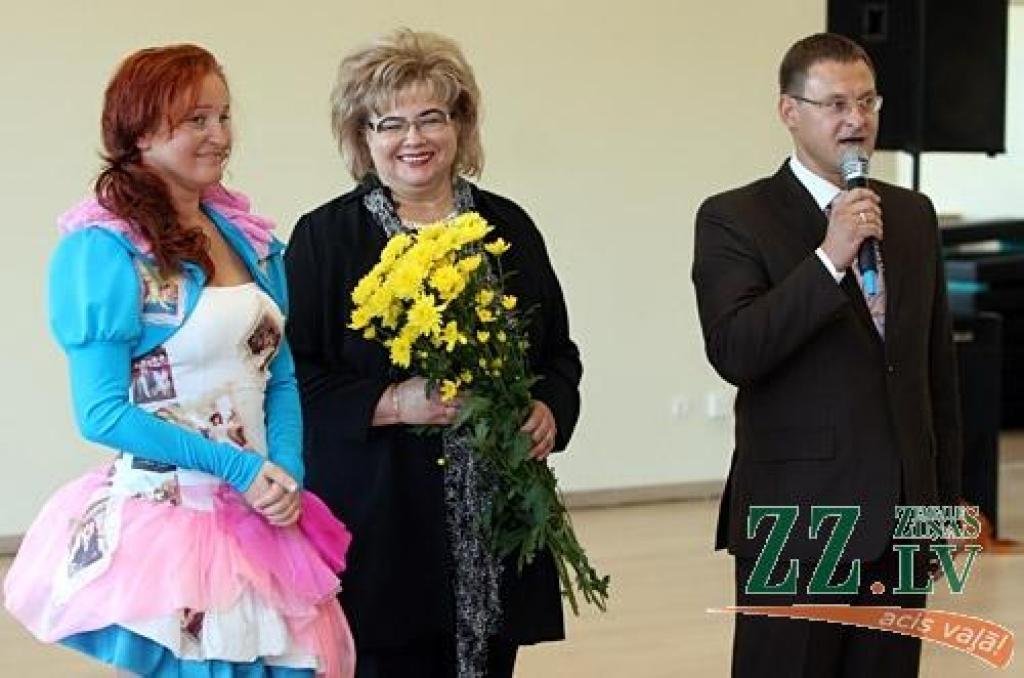 «Kad, uzzinot par to, ka augstās īres maksas dēļ vecā pasta ēka «Beneficei» jāatstāj, viens no audzēkņu vecākiem man piedāvāja apskatīt pamesto cukurfabrikas ēdnīcu, es tūlīt sapratu, ka tas ir tieši tas, kas mums vislabāk derētu,» «Ziņām»...