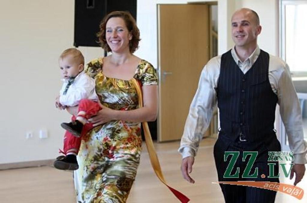 «Kad, uzzinot par to, ka augstās īres maksas dēļ vecā pasta ēka «Beneficei» jāatstāj, viens no audzēkņu vecākiem man piedāvāja apskatīt pamesto cukurfabrikas ēdnīcu, es tūlīt sapratu, ka tas ir tieši tas, kas mums vislabāk derētu,» «Ziņām»...