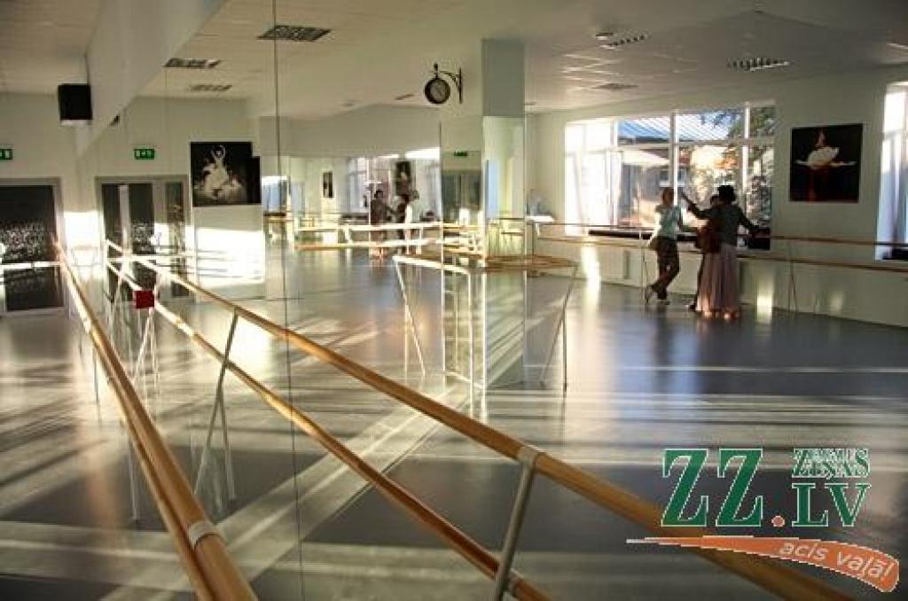 «Kad, uzzinot par to, ka augstās īres maksas dēļ vecā pasta ēka «Beneficei» jāatstāj, viens no audzēkņu vecākiem man piedāvāja apskatīt pamesto cukurfabrikas ēdnīcu, es tūlīt sapratu, ka tas ir tieši tas, kas mums vislabāk derētu,» «Ziņām»...